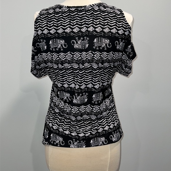 Slinky ethnic print, cold shoulder top, size large - Picture 4 of 7
